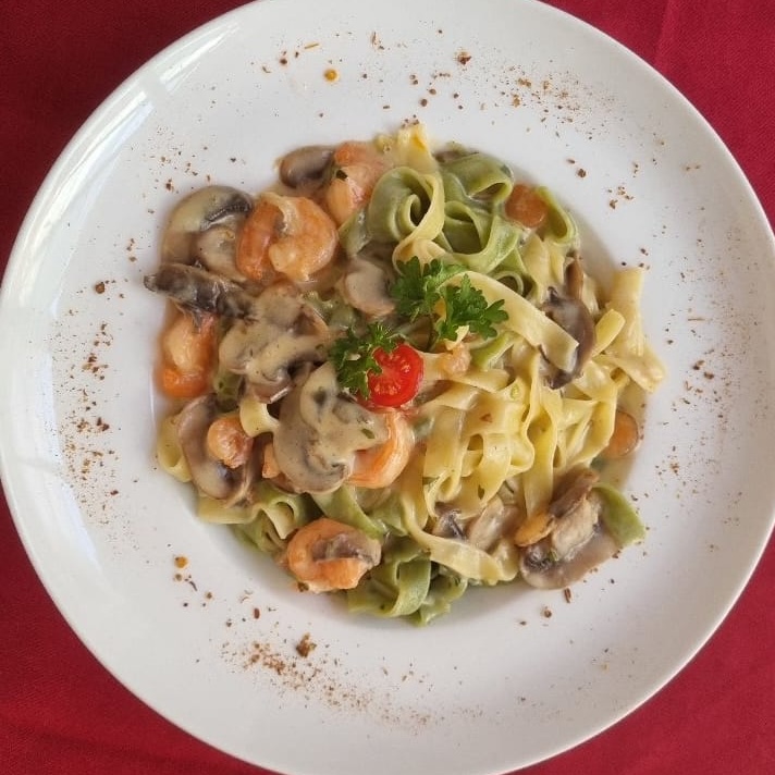 <h4><u>Fetuccini da Paolo</u> <br> $9.990 </h4><br> Fetuccini al huevo y de espinaca en salsa blanca con camarón y champiñon con oliva al ajo. <br> + $2.000 Agrega queso parmesano 50 gr.