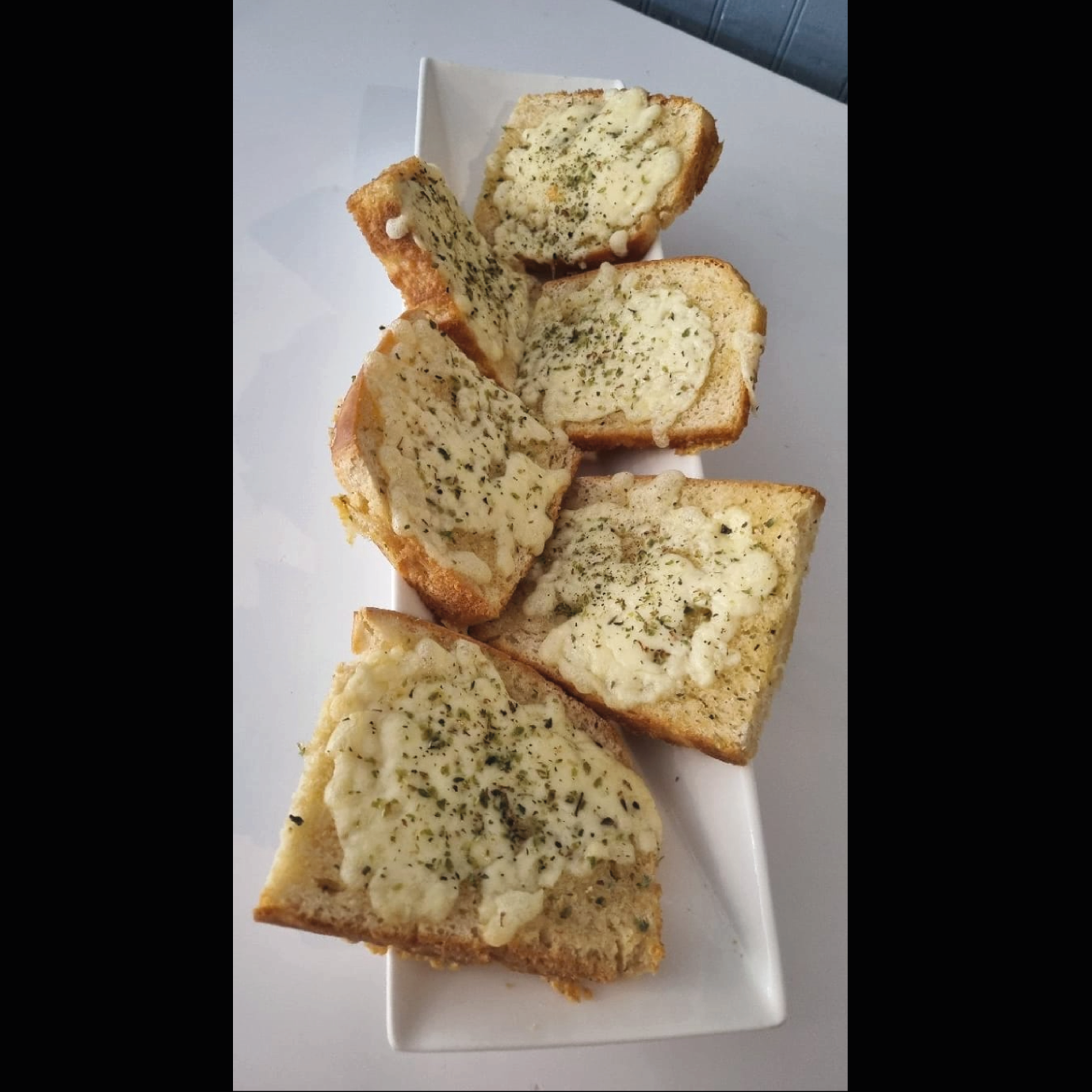 <h4><u>Pan al Ajo</u> </br> $4.900 </h4> </br> 6 uni. de pancitos caseros saborizados con mantequilla de ajo y queso gratinado.