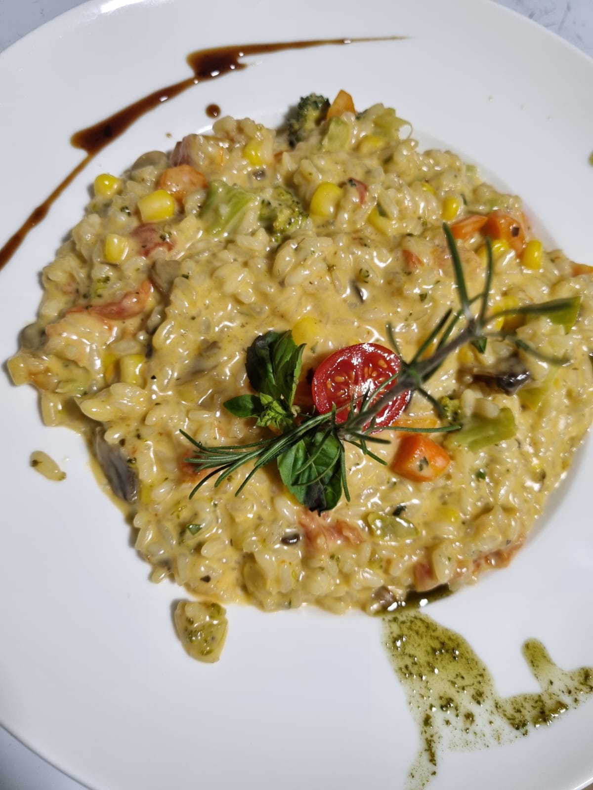 <h4><u>Risotto de Verduras</u> <br> $8.990</h4> </br> Una forma de cocinar con arroz que consigue una textura cremosa en su parte exterior y un interior más al dente este va con algunas verduras como tomate cherry, pimenton, cholo, zanahoria, champiñones, entre otros.
