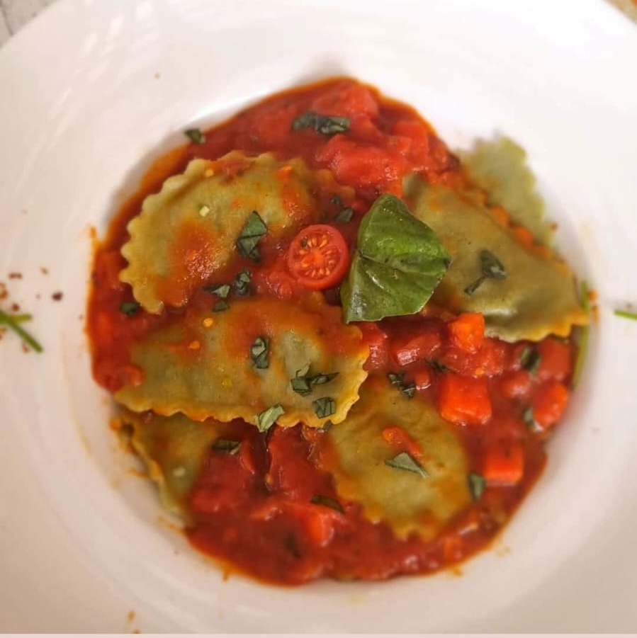 <h4><u>Ravioli de Alcachofa y Humus de Arvejas</u> <br> $8.490 </h4><br> Pasta de espinaca rellenas de un delicioso humus de arvejas y alcachofas, con tofu y aceite de coco, su mezcla logra un sabor increible.<br> + $2.000 Agrega queso parmesano 50 gr.