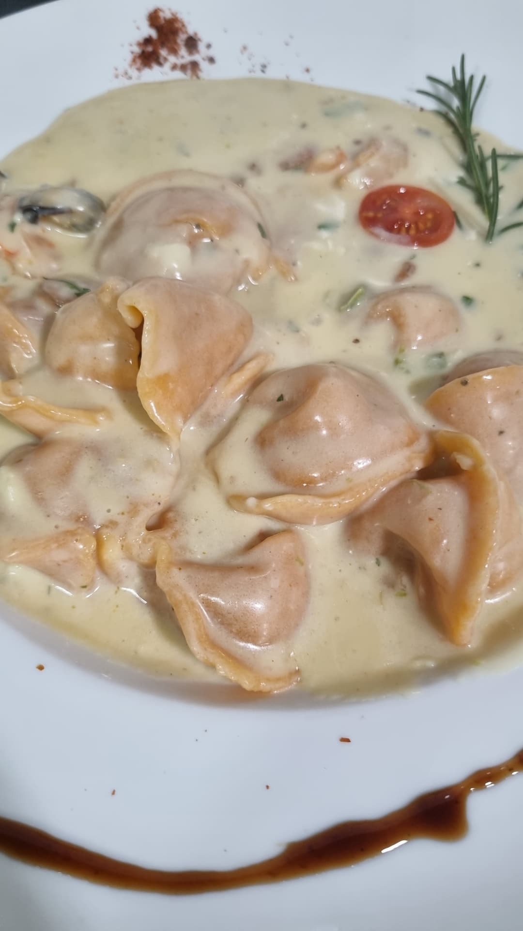 <h4><u>Tortelonni de Centolla</u> <br> $9.990 </h4><br> Pasta de tomate rellena de chuepe de centolla magallanica. <br> + $2.000 Agrega queso parmesano 50 gr.