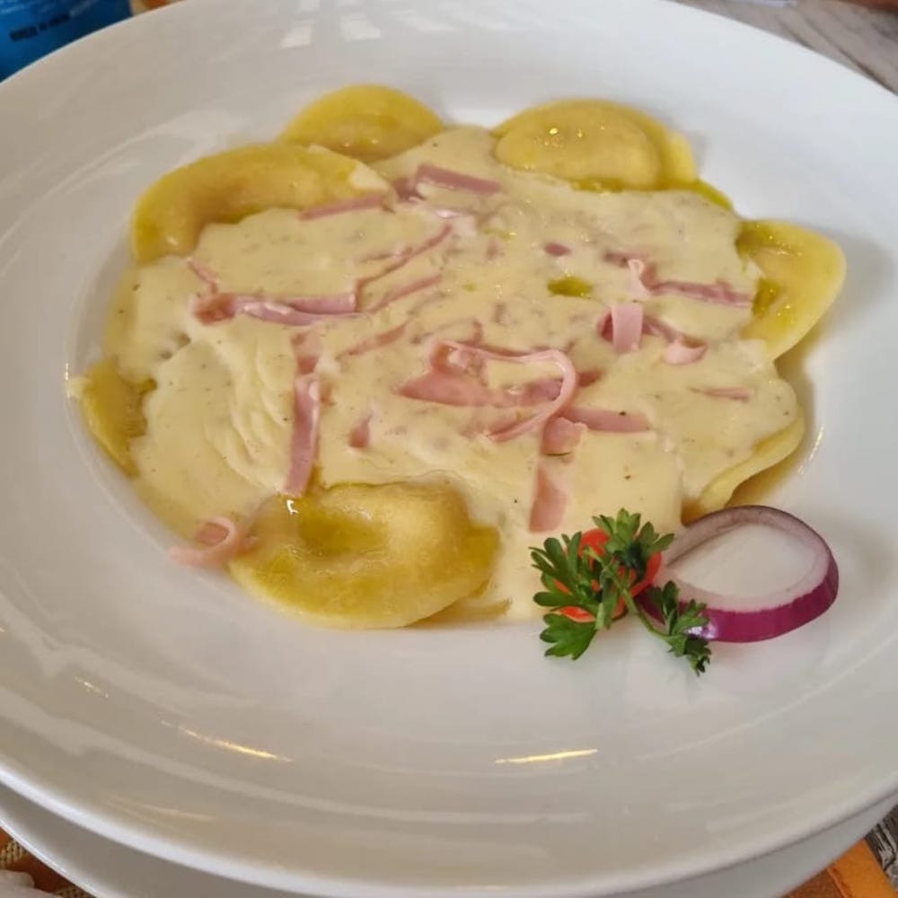 <h4><u>Sorrentinos de Ricotta y Jamón</u> <br> $7.990 </h4><br> Pasta al huevo rellena de queso ricotta y jamón artesanal.<br> + $2.000 Agrega queso parmesano 50 gr.