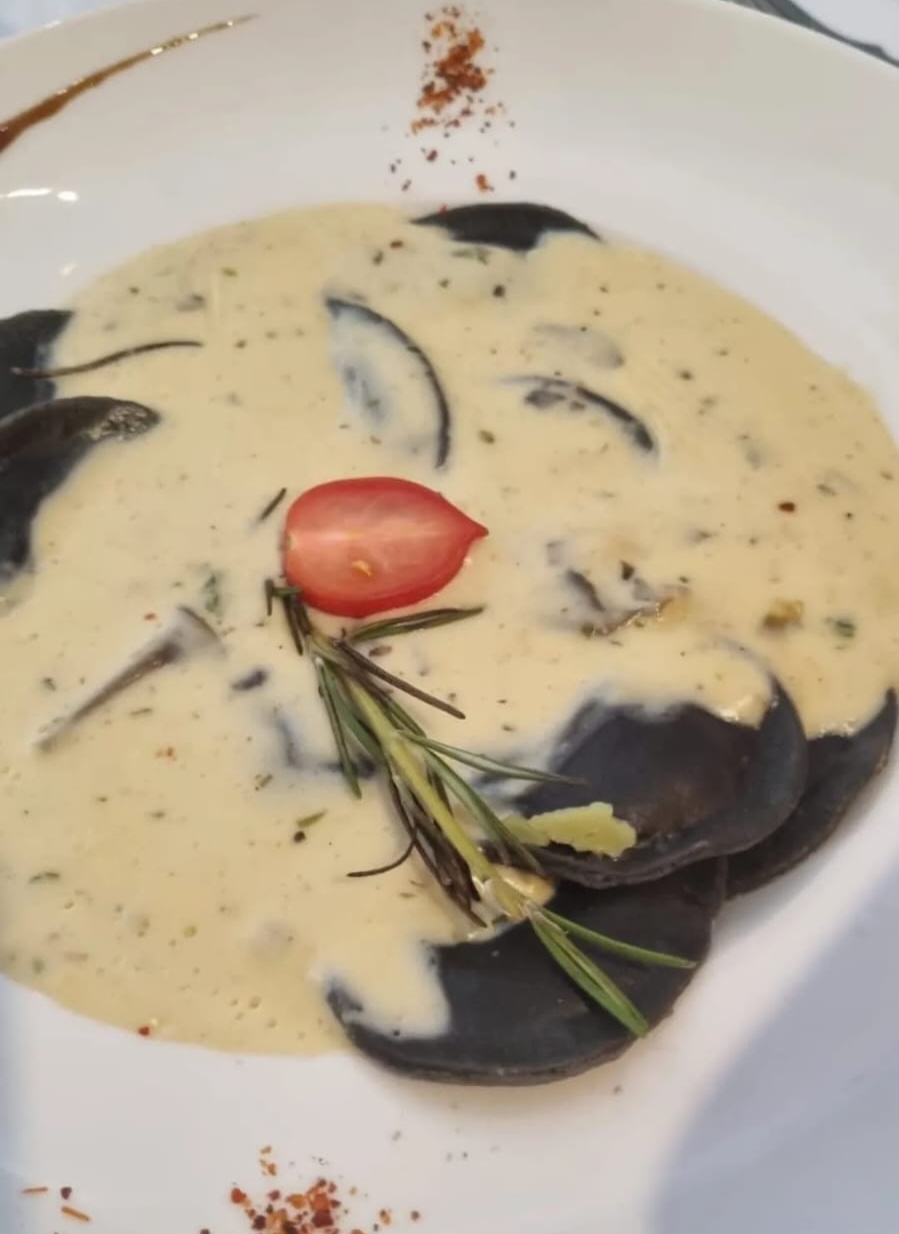 <h4><u>Sorrentino de Loco</u> <br> $9.990 </h4><br> Pasta en tinta de Calamar rellena de chuepe de Loco. <br> + $2.000 Agrega queso parmesano 50 gr.
